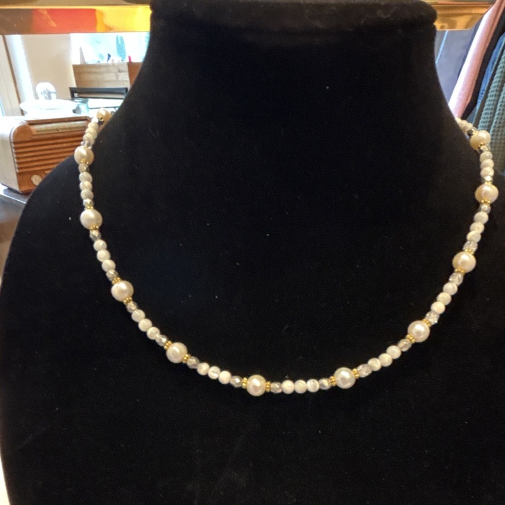 Pearl and Mother of‎ a Pearl Beaded Necklace Gold Magnetic Closure